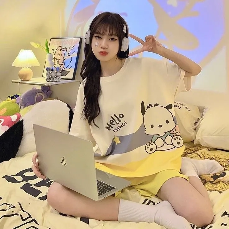 Gái xinh mặc áo ngủ, nhẹ nhàng và quyến rũ trong mọi ánh nhìn.