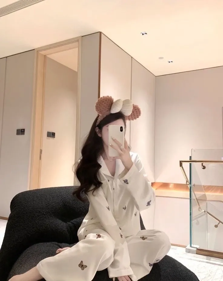 Gái xinh mặc đồ ngủ siêu mỏng, tạo nên phong cách quyến rũ khó cưỡng.