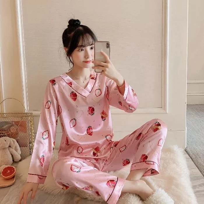 Gái xinh ngủ không mặc đồ, tạo nên sự quyến rũ và bí ẩn.