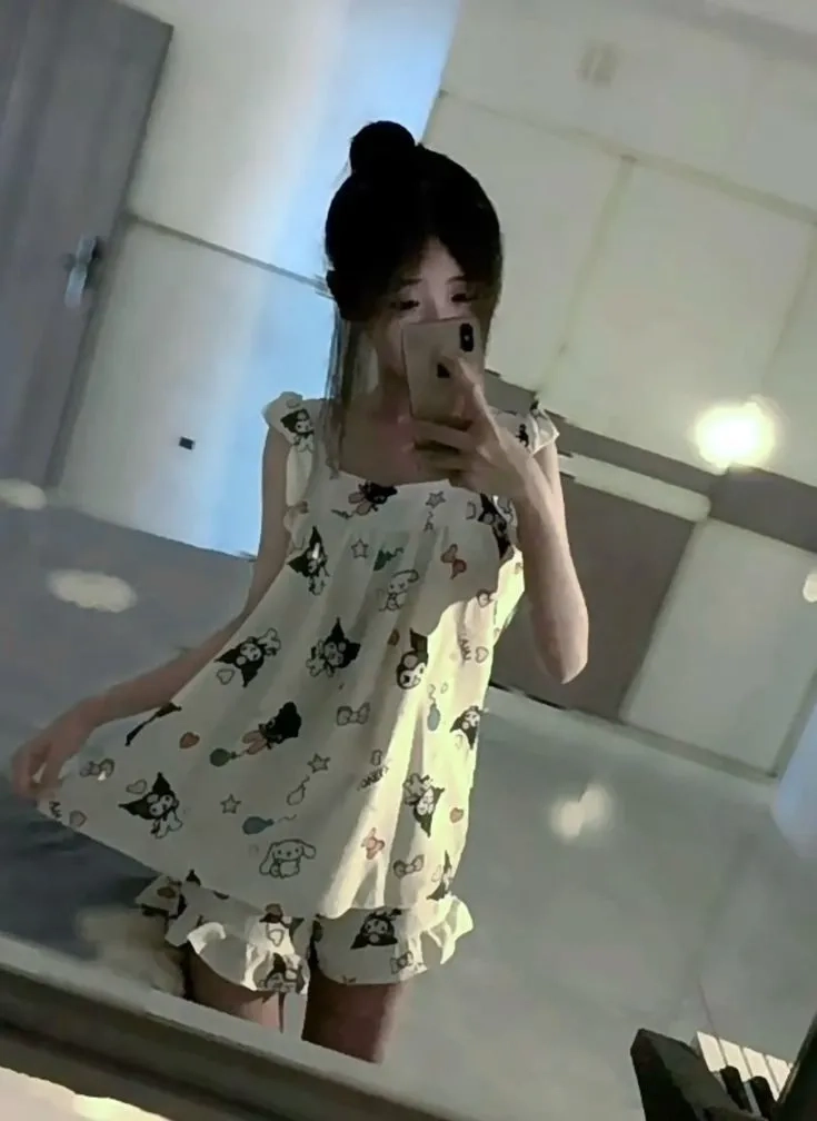 Gái xinh áo ngủ, khoe vẻ đẹp dịu dàng và quyến rũ.