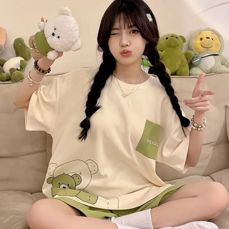 Gái đẹp mặc đồ ngủ, toát lên vẻ quyến rũ và duyên dáng.