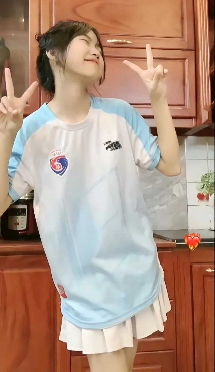 Váy ngủ của gái xinh mang đến vẻ đẹp mỏng manh và gợi cảm.