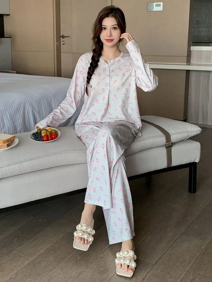 Đồ ngủ mỏng giúp gái xinh trở nên gợi cảm và hấp dẫn.