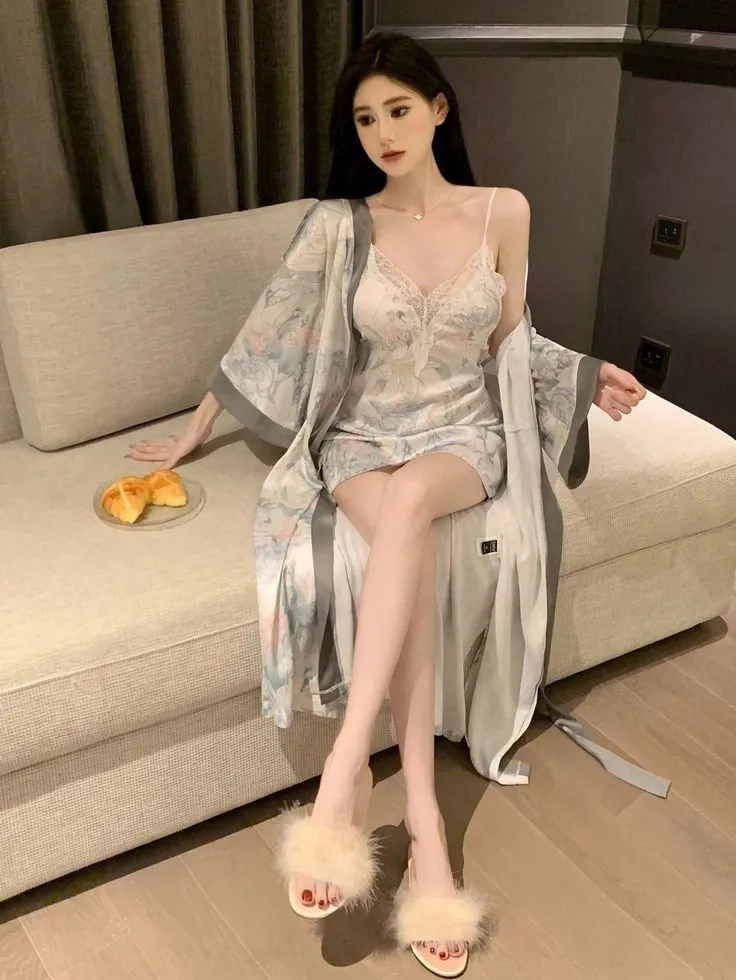 Trang phục ngủ xuyên thấu của gái xinh mang lại vẻ đẹp đầy lôi cuốn.