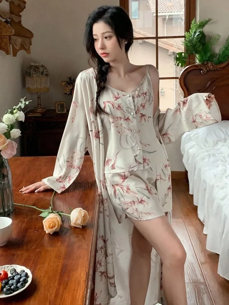 Áo ngủ của gái xinh mang lại sự nhẹ nhàng, tinh tế và quyến rũ.