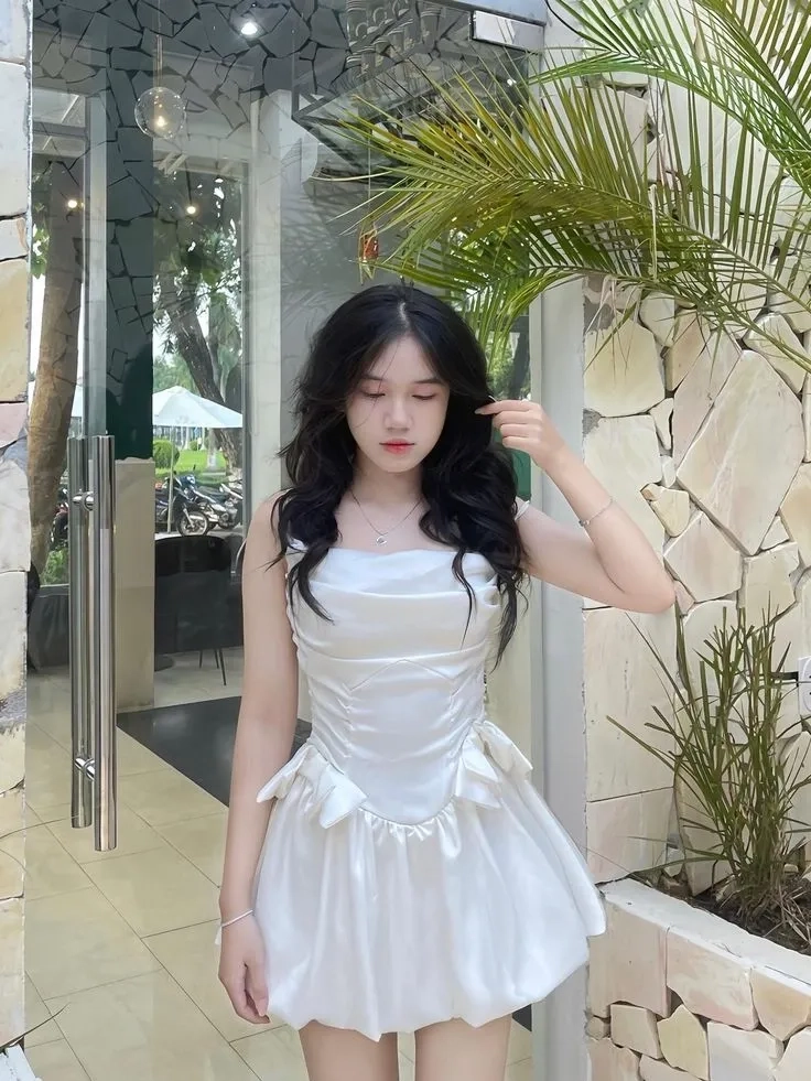 Gái xinh mặc váy trắng, tạo nên vẻ đẹp thanh thoát và nhẹ nhàng.