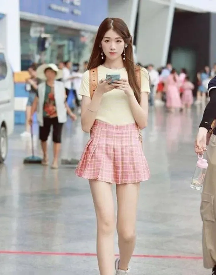Phong cách áo dài live giúp gái xinh nổi bật trong các buổi phát sóng.