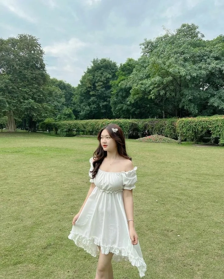 Gái xinh váy trắng, nhẹ nhàng và duyên dáng trong từng bước đi.