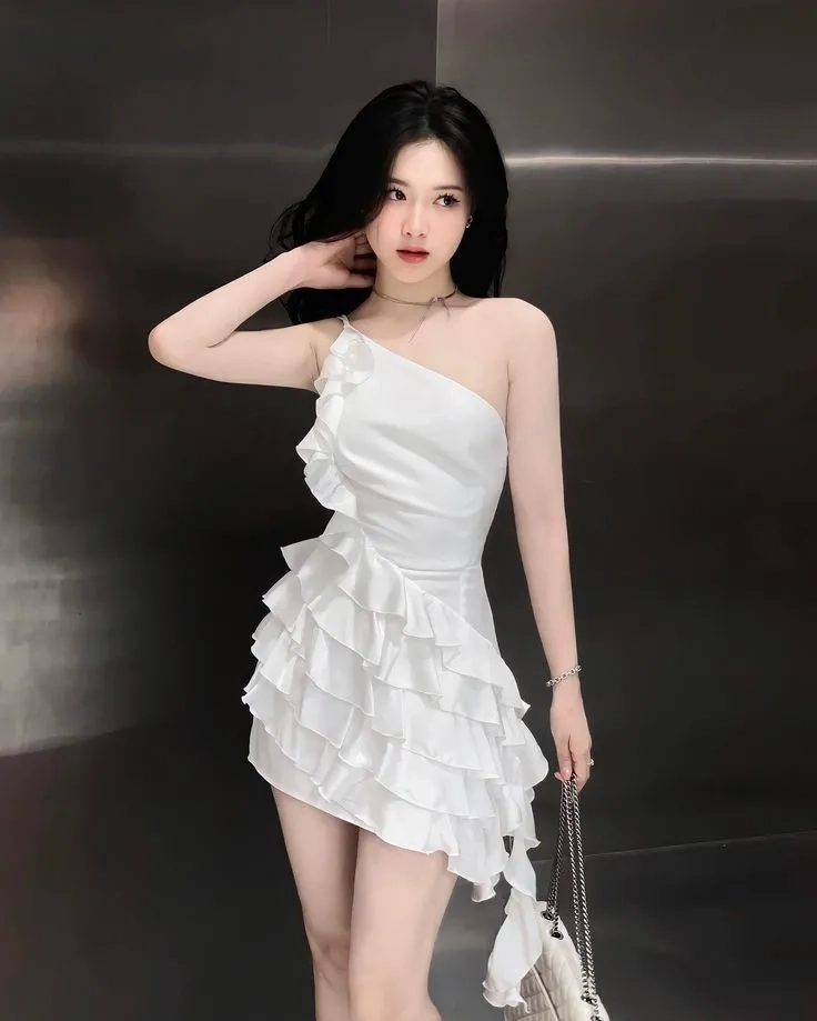 Gái xinh mặc váy trắng che mặt, tạo sự lôi cuốn và bí ẩn.