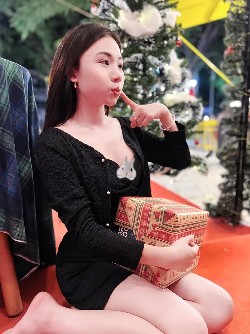 Gái tiktok show hàng, phong cách tự tin đầy lôi cuốn.