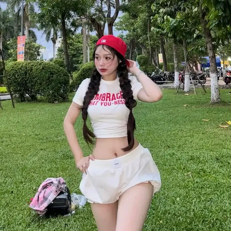 Gái xinh tik tok show hàng, vẻ đẹp tự nhiên và gợi cảm.