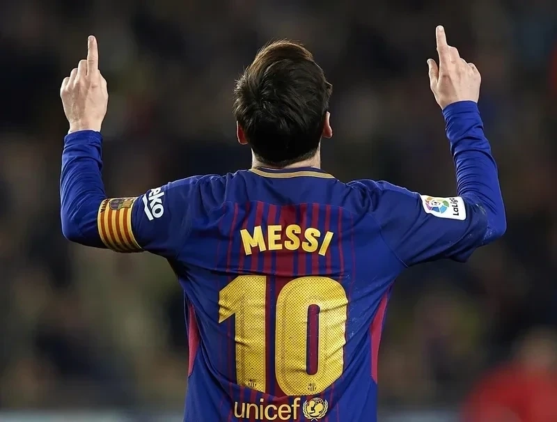 Meme Ronaldo vs Messi đầy kịch tính và thú vị giữa hai huyền thoại.