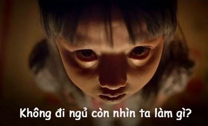 Meme em bé buồn ngủ cực kỳ dễ thương, nhìn là muốn ôm ngay.