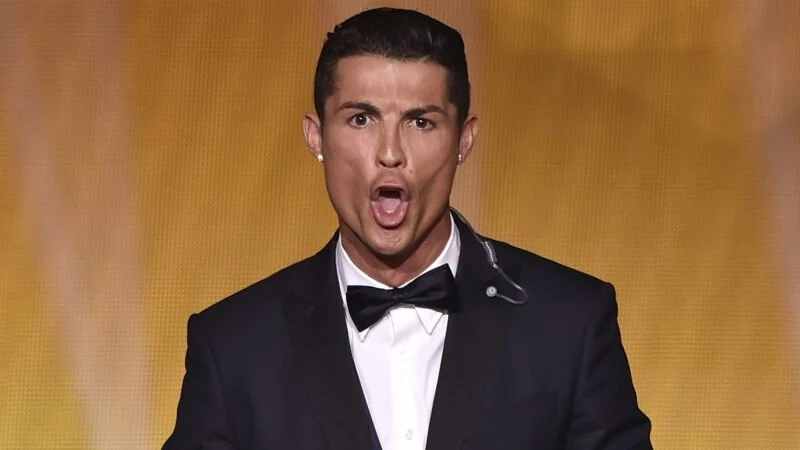 Màn đối đầu hài hước giữa meme ronaldo messi thu hút fan bóng đá.