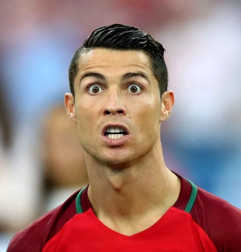 Hình ảnh ronaldo uống nước meme hài hước gây bão mạng xã hội.