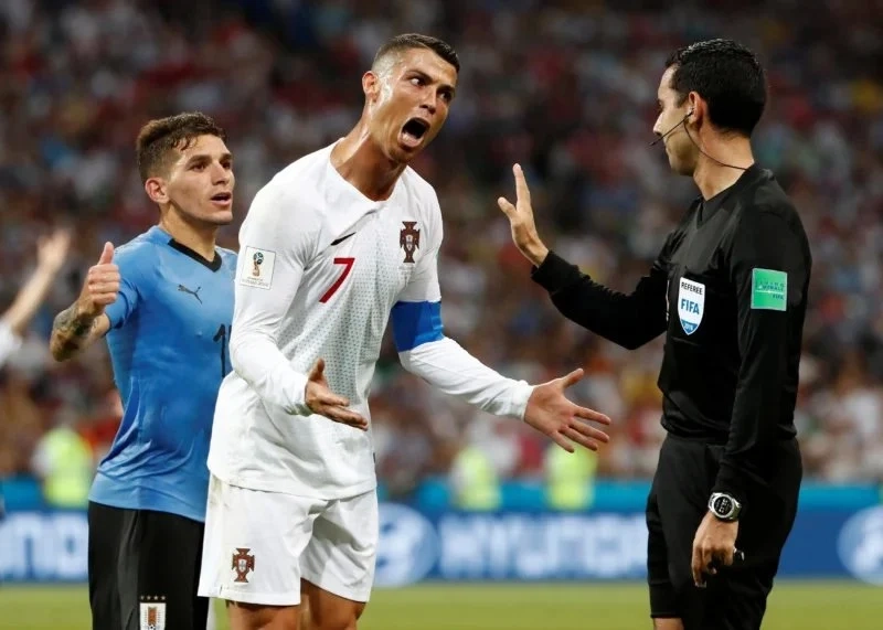Meme ronaldo uống nước vui nhộn làm bật cười người xem.