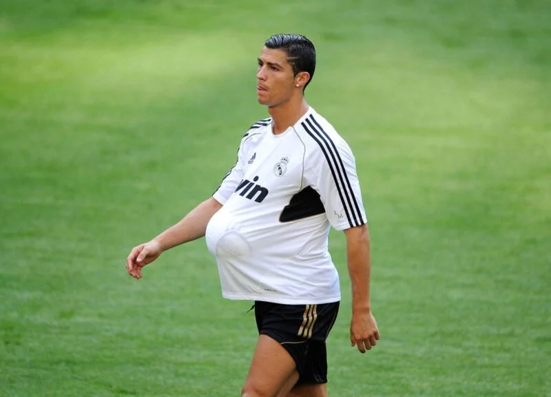 Hình ảnh ronaldo khóc meme lan truyền khắp mạng xã hội.
