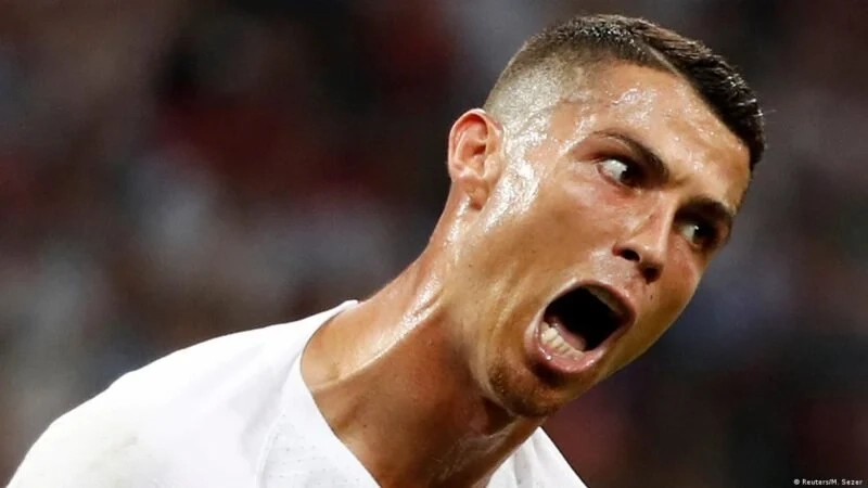 Câu chuyện đầy hài hước từ ronaldo hun messi meme.