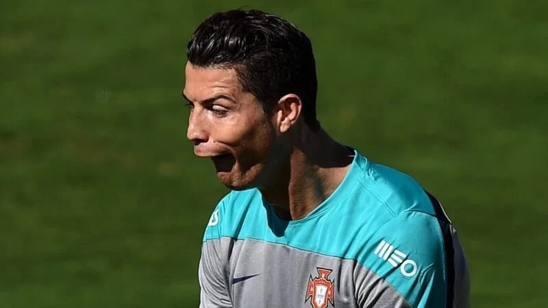 Fan cười nghiêng ngả với loạt ronaldo drink meme.