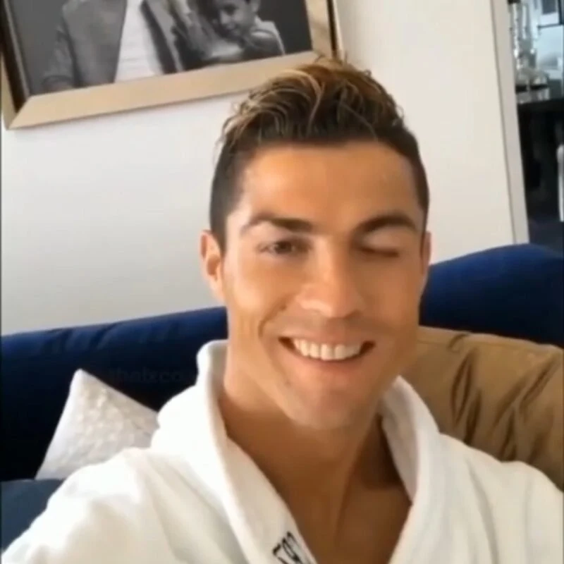 Hài hước với màn so tài trong messi vs ronaldo meme thú vị.