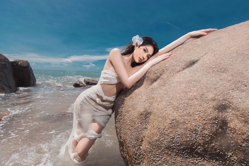 Ngọc Trinh luôn chọn những trang phục táo bạo, khoe nét gợi cảm đầy cuốn hút.