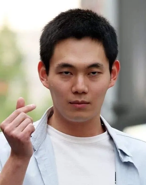 Tỏa sáng ngày mới với mèo thả tim meme dễ thương và ngộ nghĩnh.