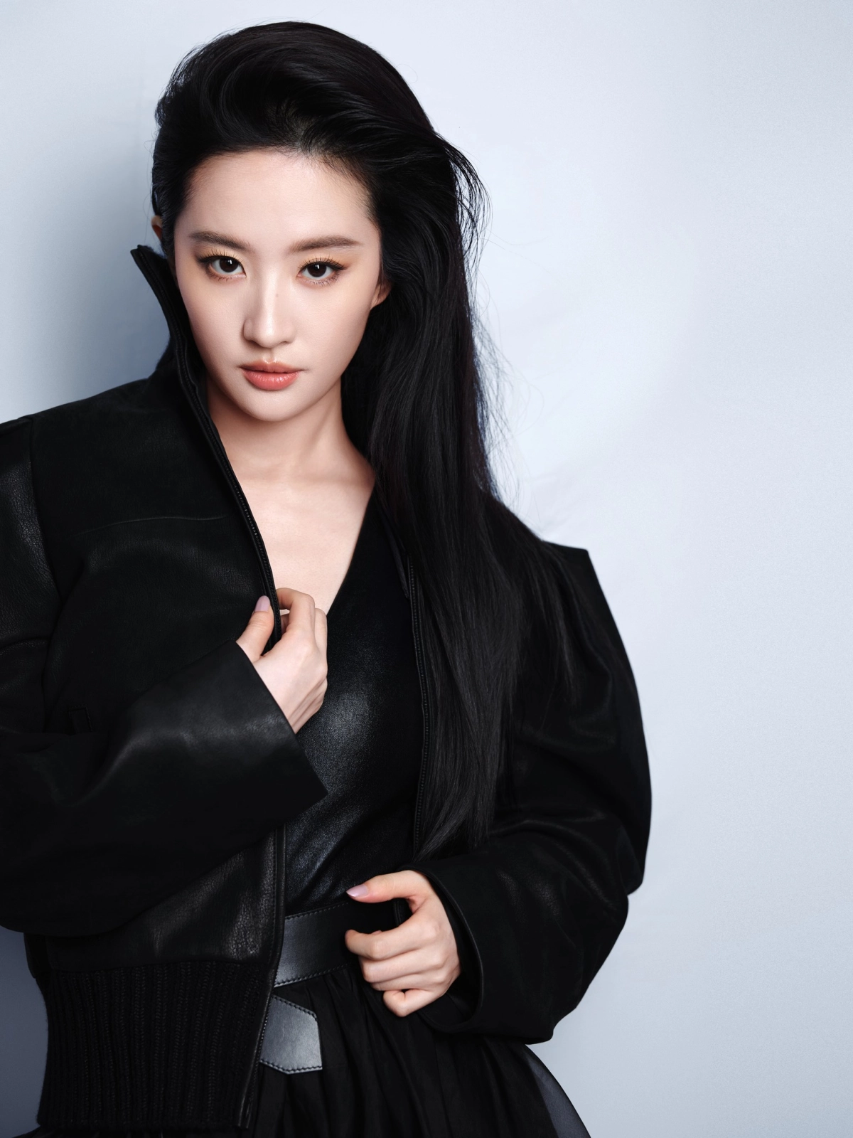 Lưu Diệc Phi cười dịu dàng và cuốn hút