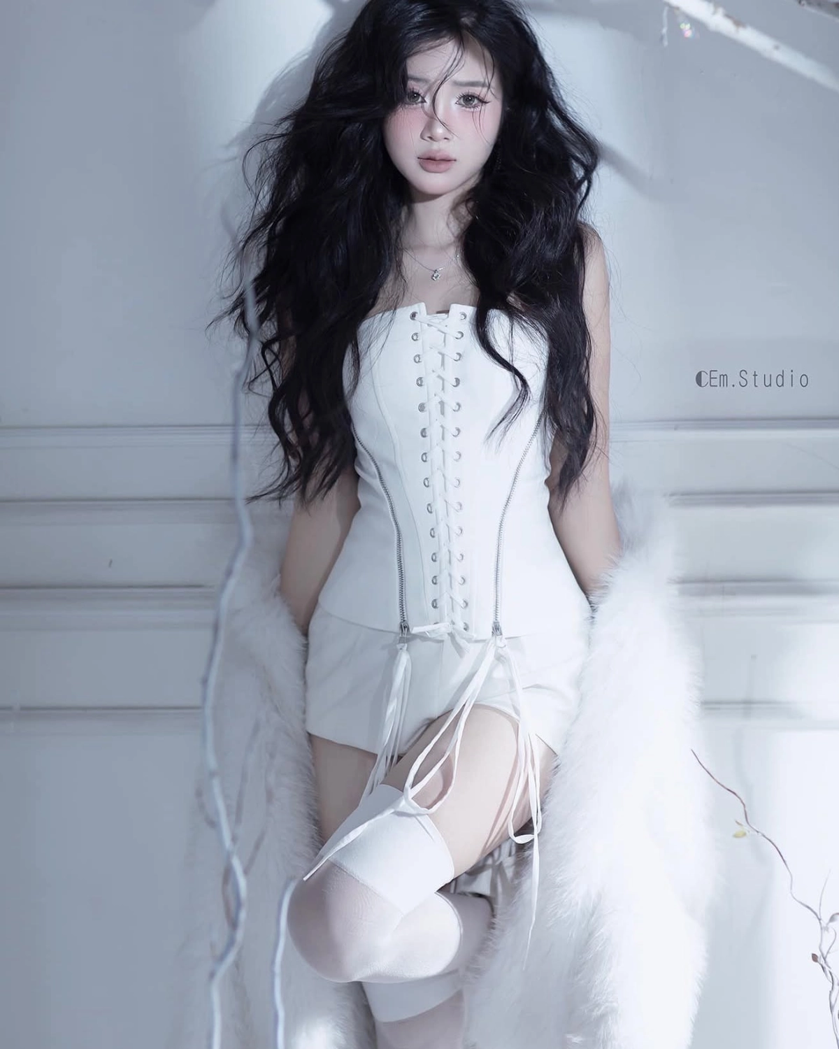 Gái xinh chân trắng tạo cảm giác nổi bật