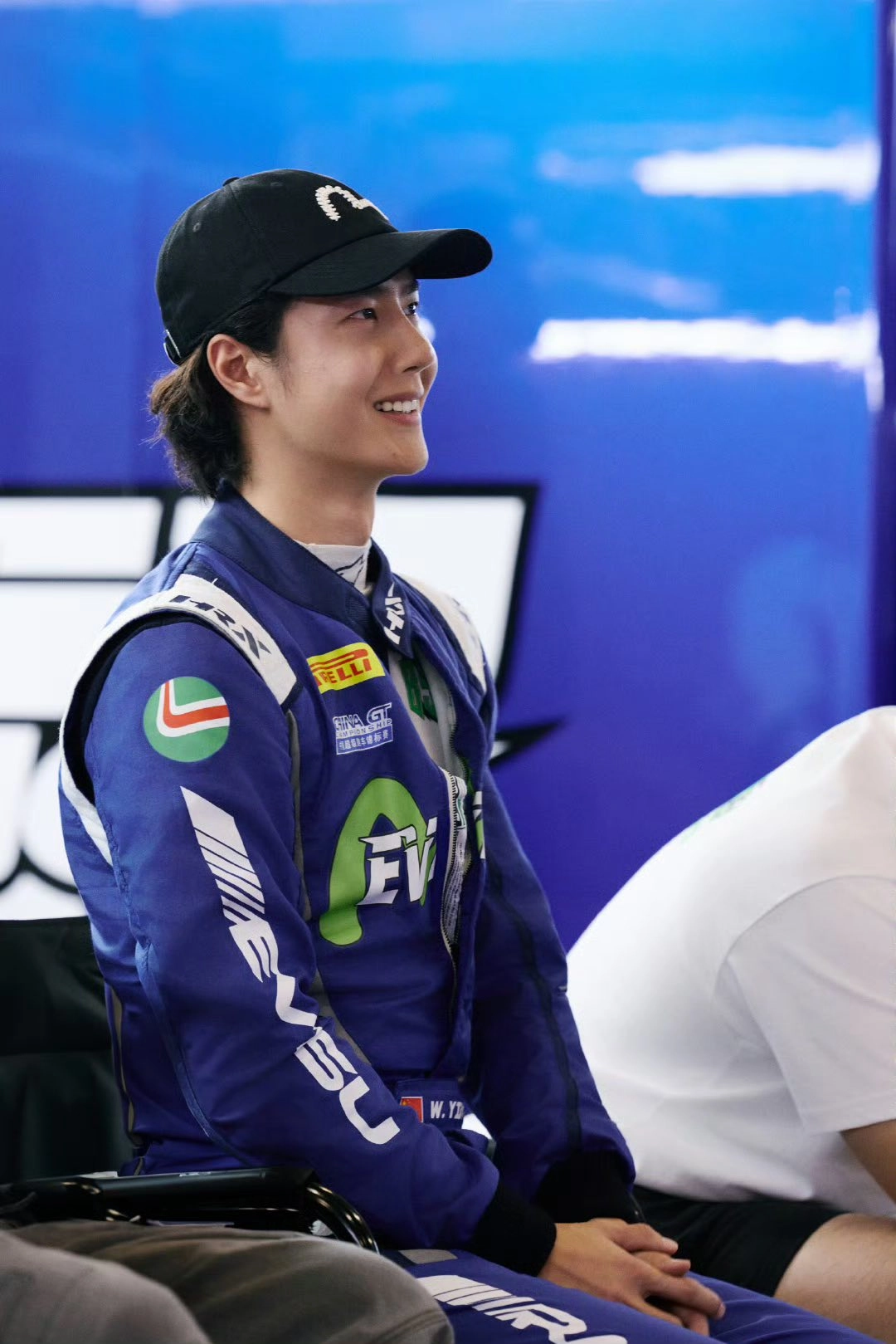 Vương Nhất Bác nhảy đầy cuốn hút trên sân khấu