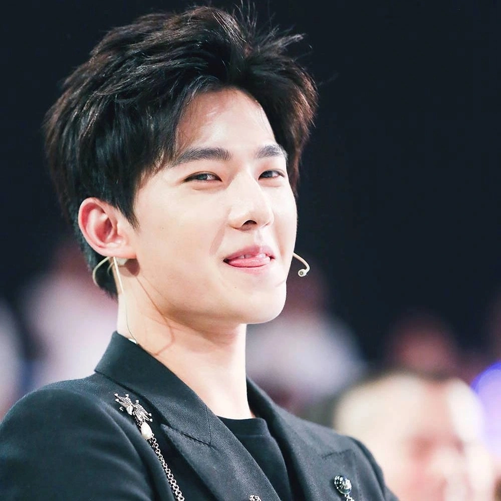 Hỷ khí dương dương mang không khí vui tươi và tích cực.