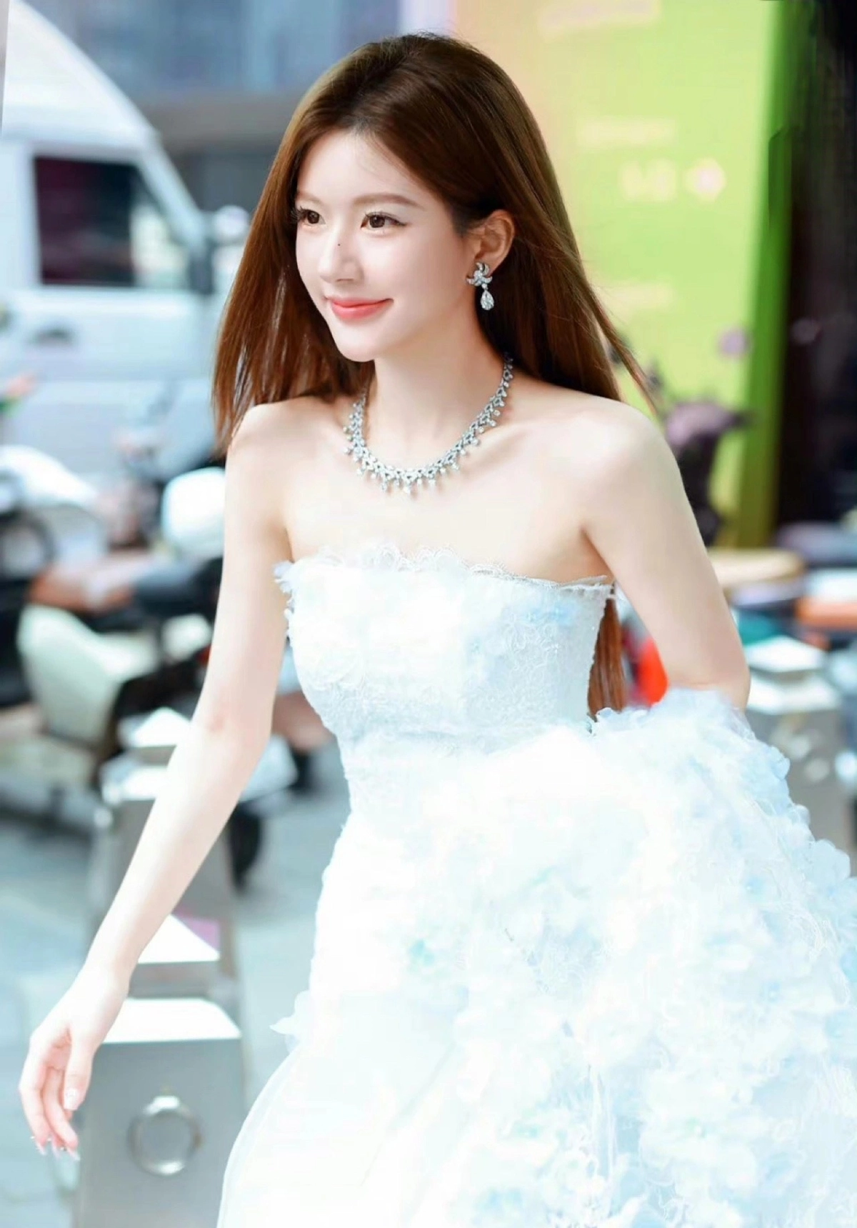 Triệu Lộ Tư Instagram thu hút lượng lớn người theo dõi.