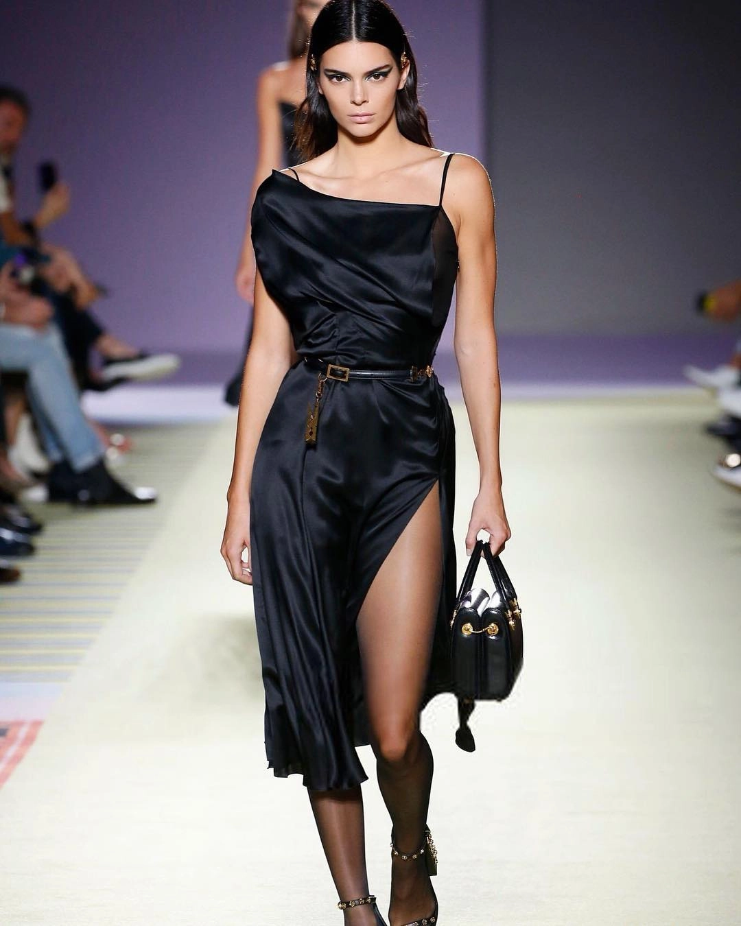 Sức ảnh hưởng mạnh mẽ của cặp chị em quyền lực kendall jenner kylie jenner.